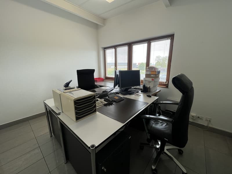 IDEALLY LOCATED, CLOSE TO MAIN ROADS (12)