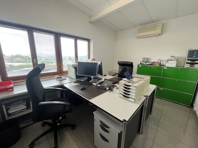 IDEALLY LOCATED, CLOSE TO MAIN ROADS (11)