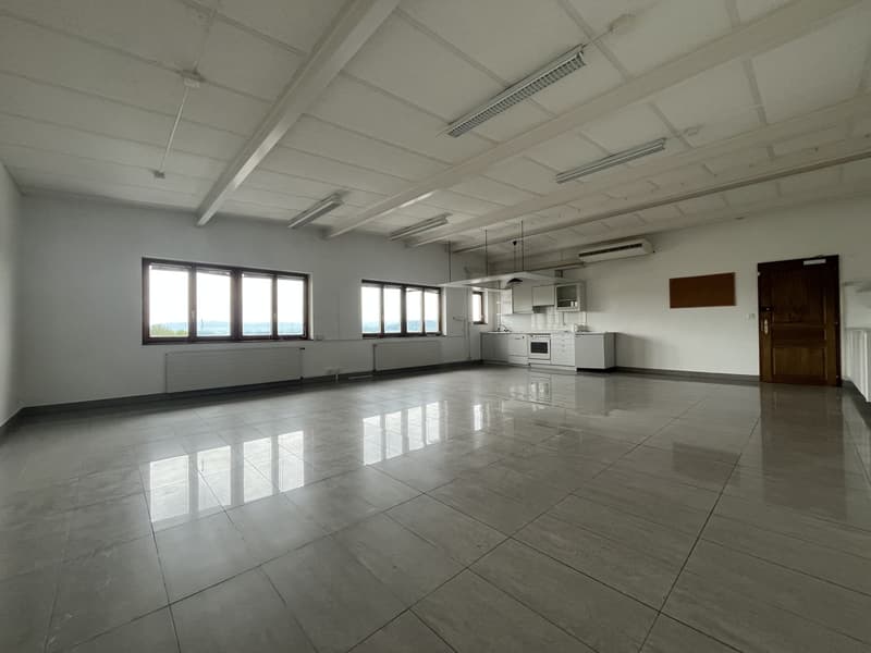 IDEALLY LOCATED, CLOSE TO MAIN ROADS (2)