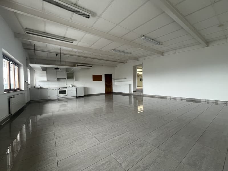 IDEALLY LOCATED, CLOSE TO MAIN ROADS (3)