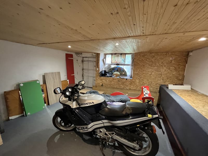VERY SPACIOUS, WELL LAID OUT (3)