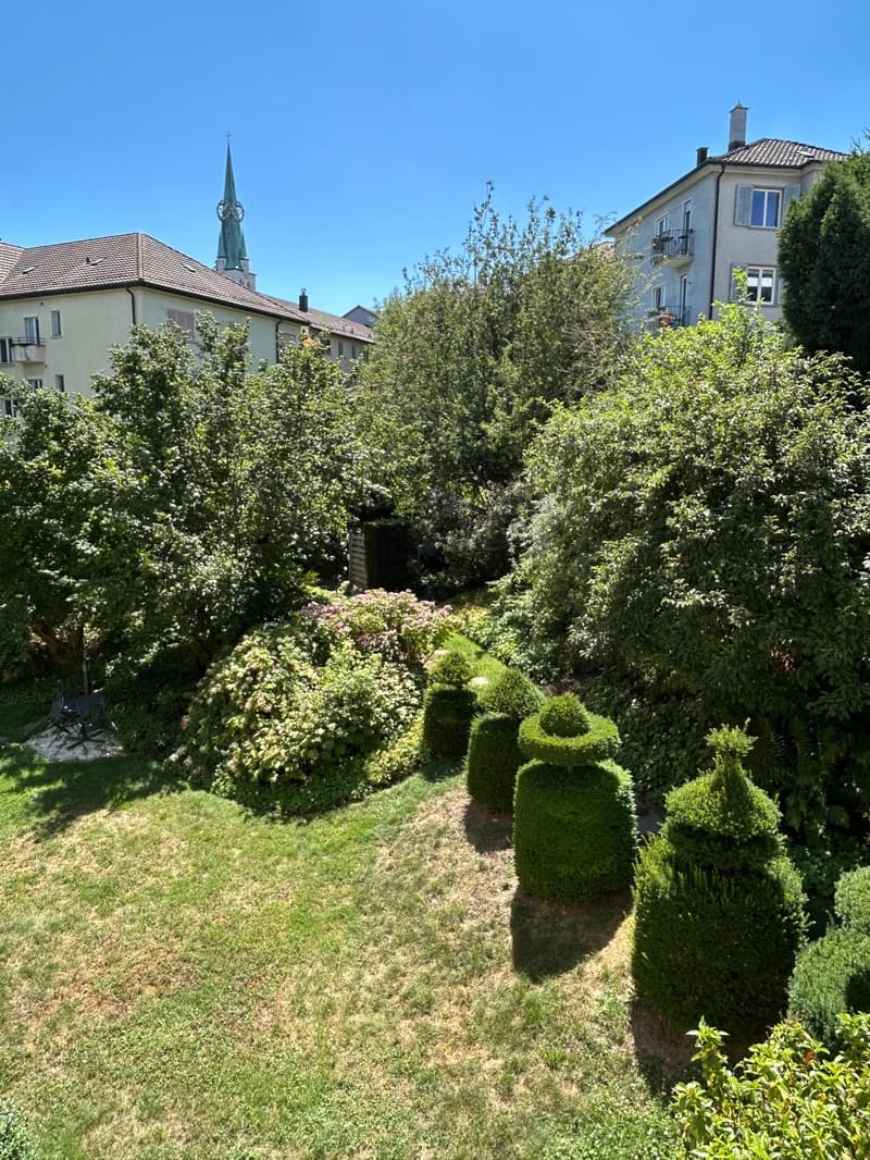 Blick vom Balkon in den Garten