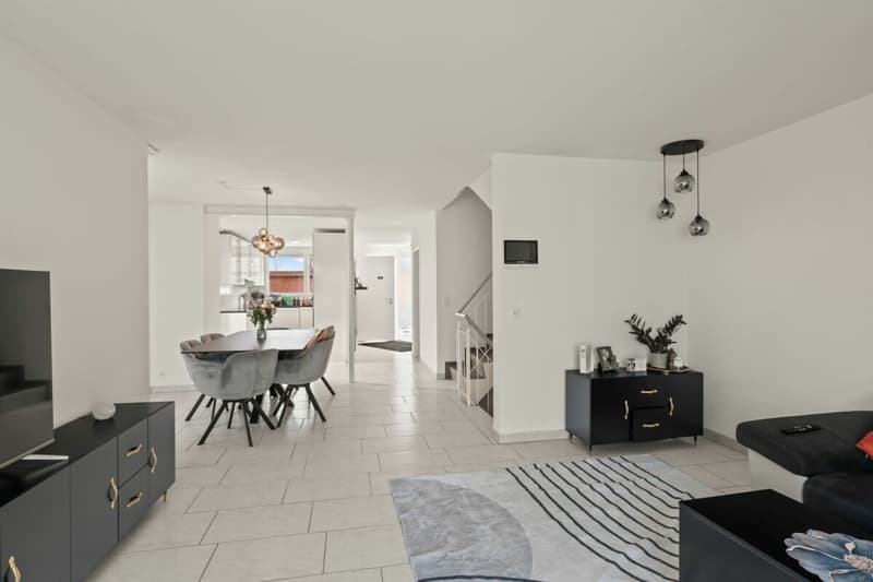 Casa a schiera distaccata in una posizione ideale con sole pomeridiano e serale (10)