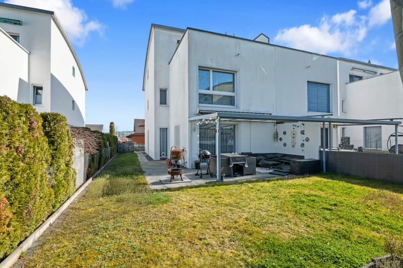 Casa a schiera distaccata in una posizione ideale con sole pomeridiano e serale (1)