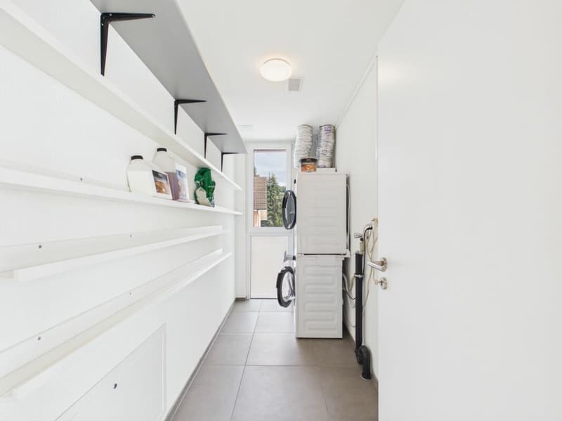 Sehr gepflegte, neuwertige Attika-Wohnung mit div. Extras wie Riesen-Terrasse, Lift mit direktem Zugang in die Wohnung, übergrossen Parkplätzen usw. (27)