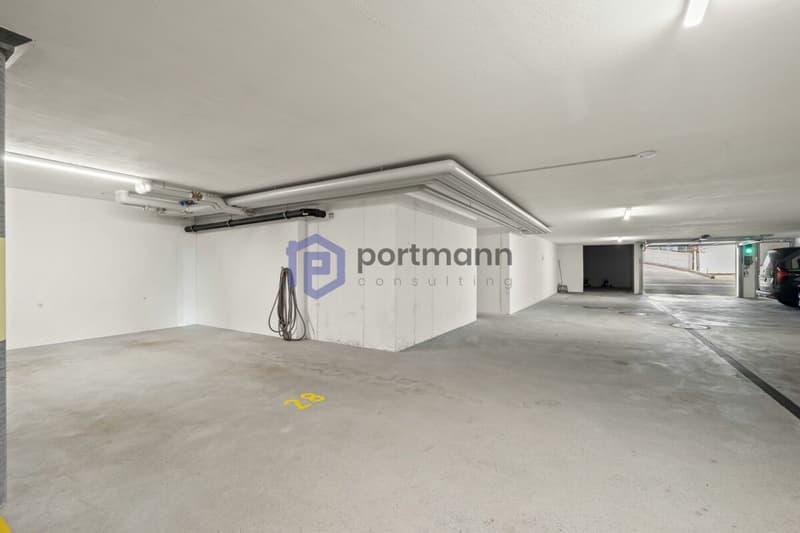 Sehr gepflegte, neuwertige Attika-Wohnung mit div. Extras wie Riesen-Terrasse, Lift mit direktem Zugang in die Wohnung, übergrossen Parkplätzen usw. (13)