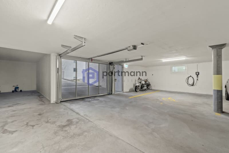 Attika-Wohnung mit div. Extras wie sehr grosszügiger Terrasse, Lift mit direktem Zugang in die Wohnung, übergrossen Parkplätzen usw. (25)