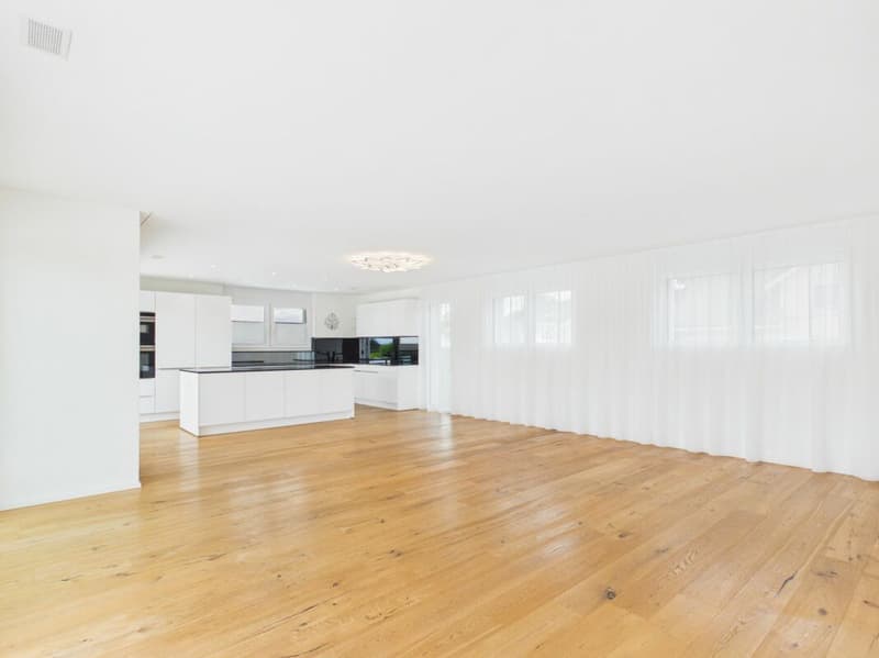 Attika-Wohnung mit div. Extras wie sehr grosszügiger Terrasse, Lift mit direktem Zugang in die Wohnung, übergrossen Parkplätzen usw. (15)