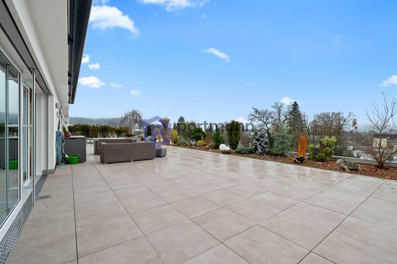Attika-Wohnung mit div. Extras wie sehr grosszügiger Terrasse, Lift mit direktem Zugang in die Wohnung, übergrossen Parkplätzen usw. (4)