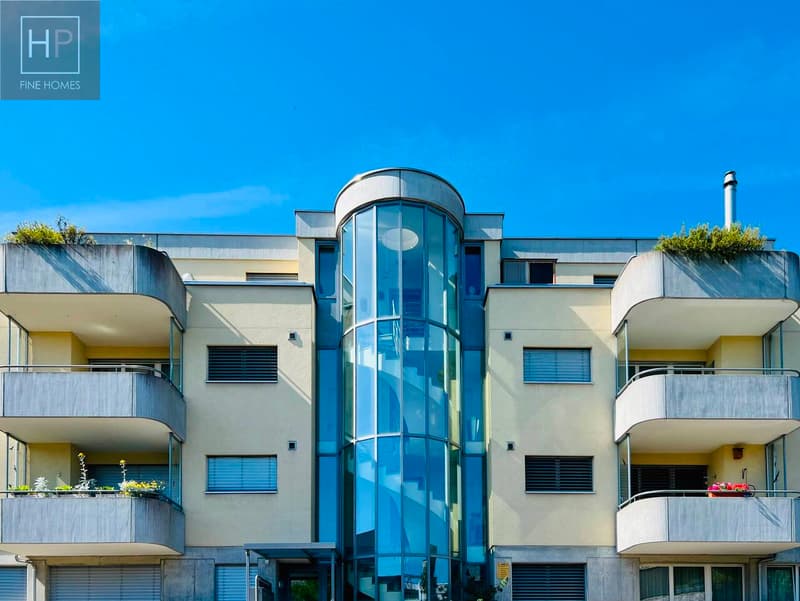 die Fassade eines modernen Wohnhauses / the facade of a modern apartment building