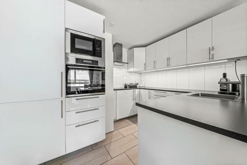 Well-maintained living in a green environment - 4.5-room apartment in Bösingen (2)