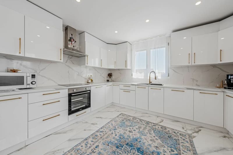 Casa familiare completamente ristrutturata con un potenziale di rendita attraente (5)