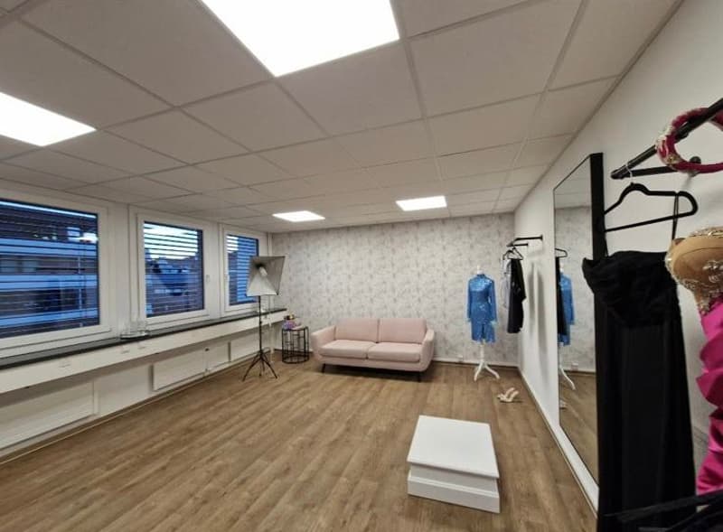 Helles Gewerbelokal im 1. OG in Egg – ideal für Retail oder Büro (1)