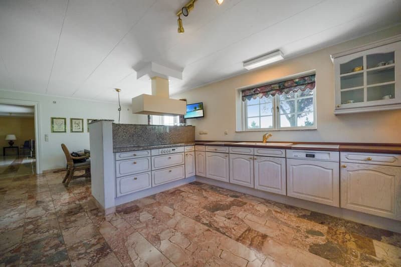 Exclusive Villa with Lake and Alpine View - on the South Slope of Lugnorre (12)