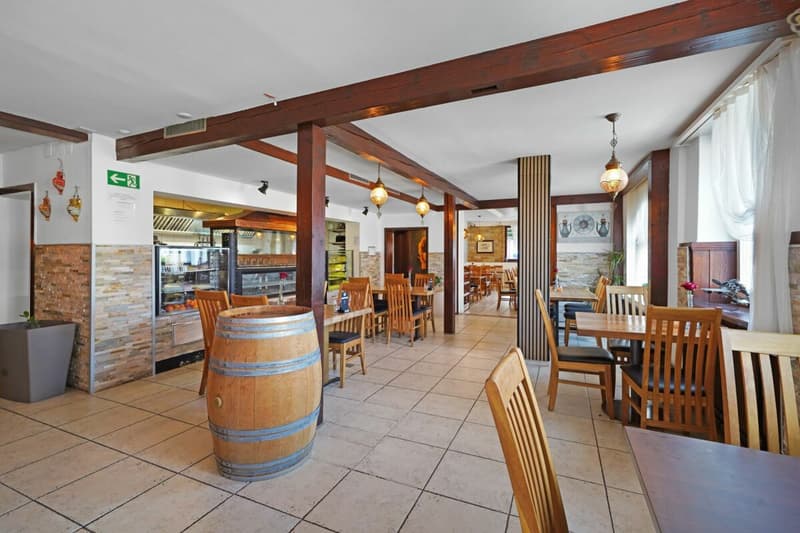Attractive residential and commercial building with 5.3% return & development potential (7)