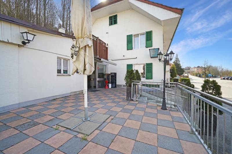 Attractive residential and commercial building with 5.3% return & development potential (9)
