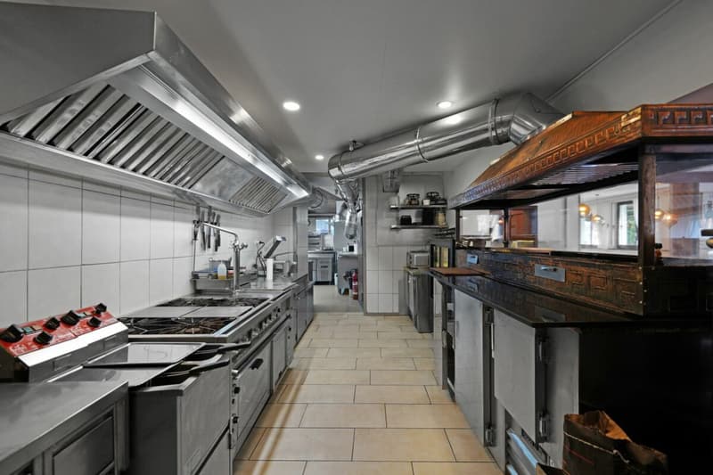 Attractive residential and commercial building with 5.3% return & development potential (10)