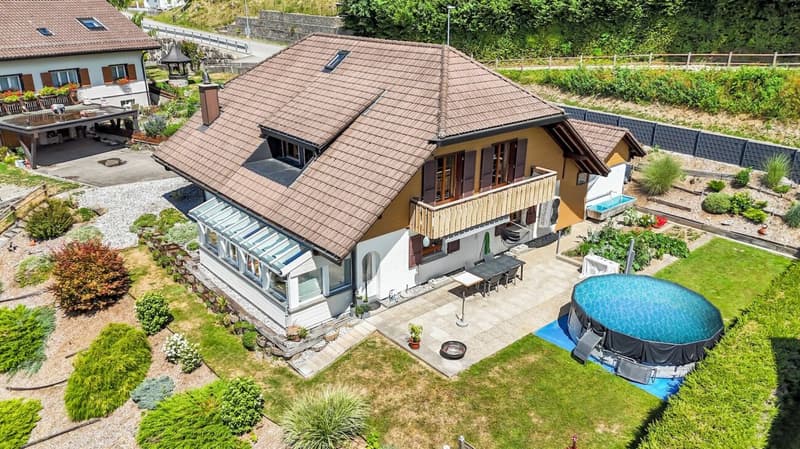 Freistehendes Einfamilienhaus mit Umschwung an toller Lage (1)