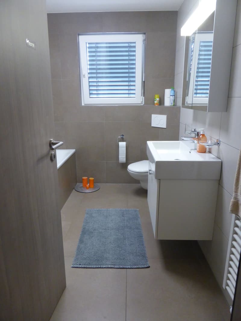 small bathroom with bathtub, toilet, sink, and mirror