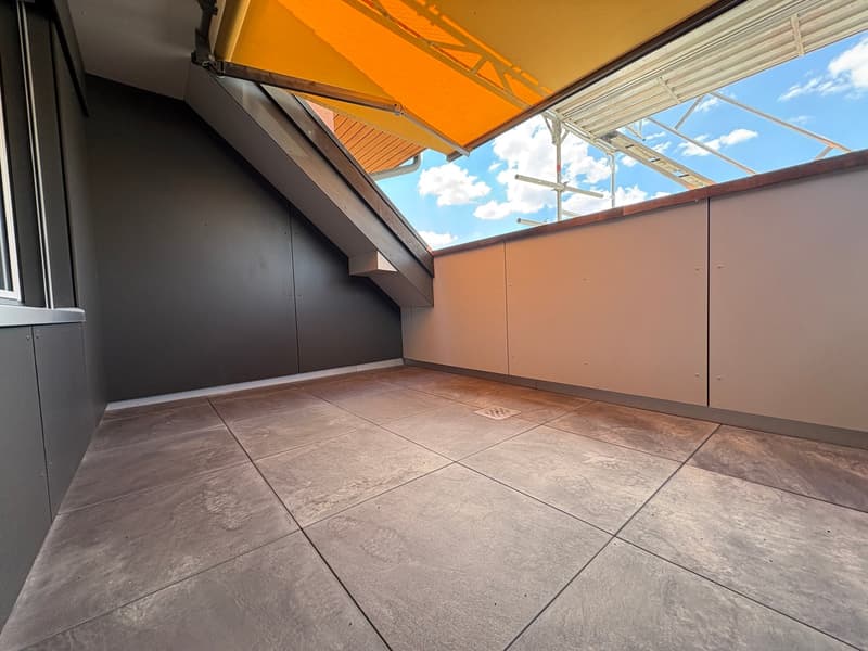 Renovierte 4.5-Zimmer-Dachwohnung mit Cheminée, Lift und Weitblick (18)