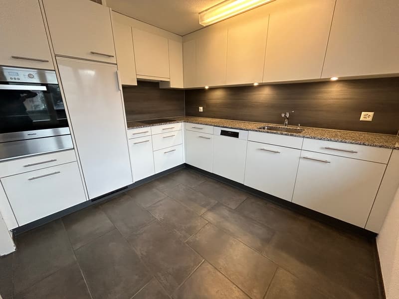 Renovierte 4.5-Zimmer-Dachwohnung mit Cheminée, Lift und Weitblick (3)