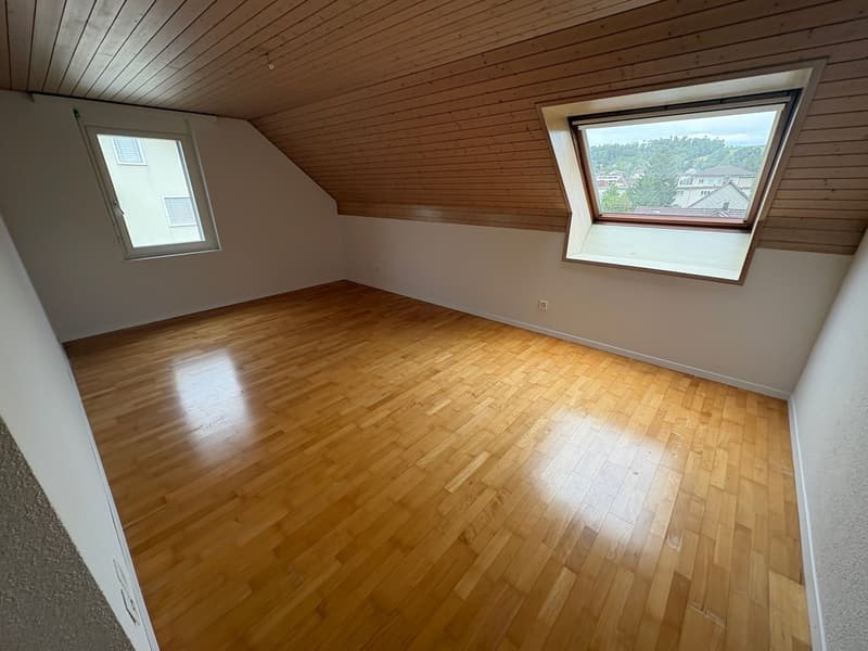Renovierte 4.5-Zimmer-Dachwohnung mit Cheminée, Lift und Weitblick (5)