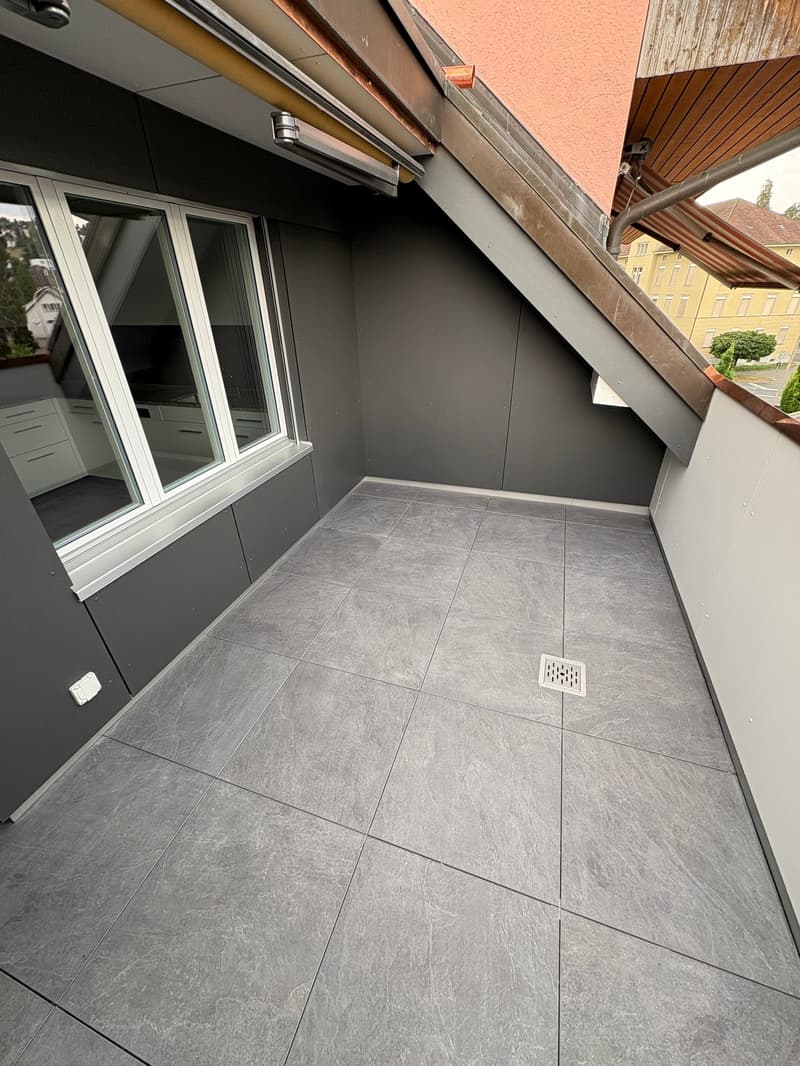 Renovierte 4.5-Zimmer-Dachwohnung mit Cheminée, Lift und Weitblick (19)