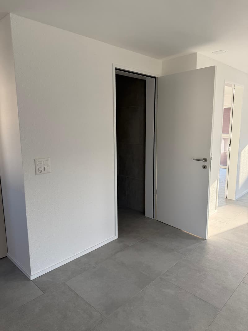 Appartement moderne 2.5 pièces à Reinach avec balcon et garage (7)
