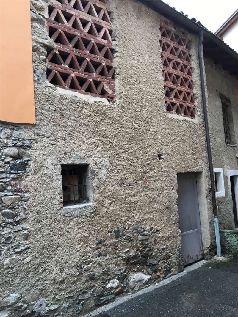 Immeuble à rénover à Dino (2)