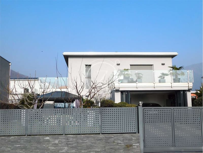 Moderna casa con piscina a Bedano (3)
