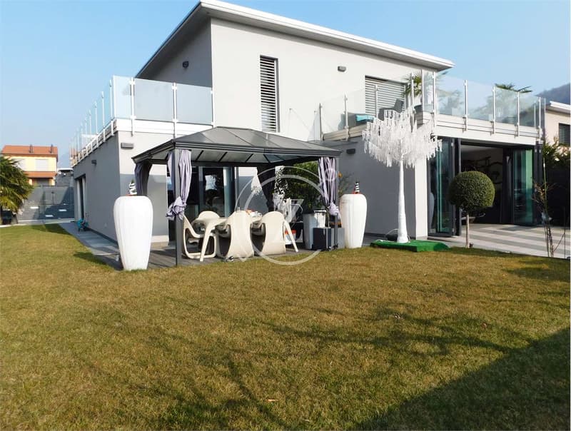 Moderna casa con piscina a Bedano (2)