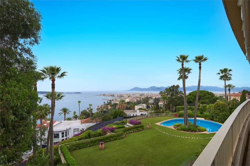 Penthouse with rooftop terrace and sea view (2)