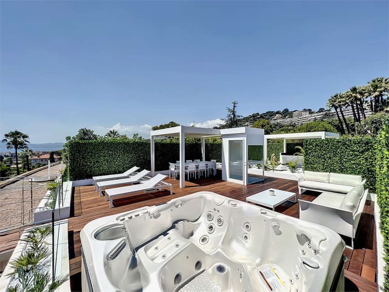 Penthouse with rooftop terrace and sea view (3)