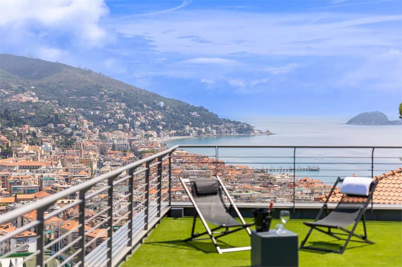 SUPERBO ATTICO CON VISTA MARE (1)