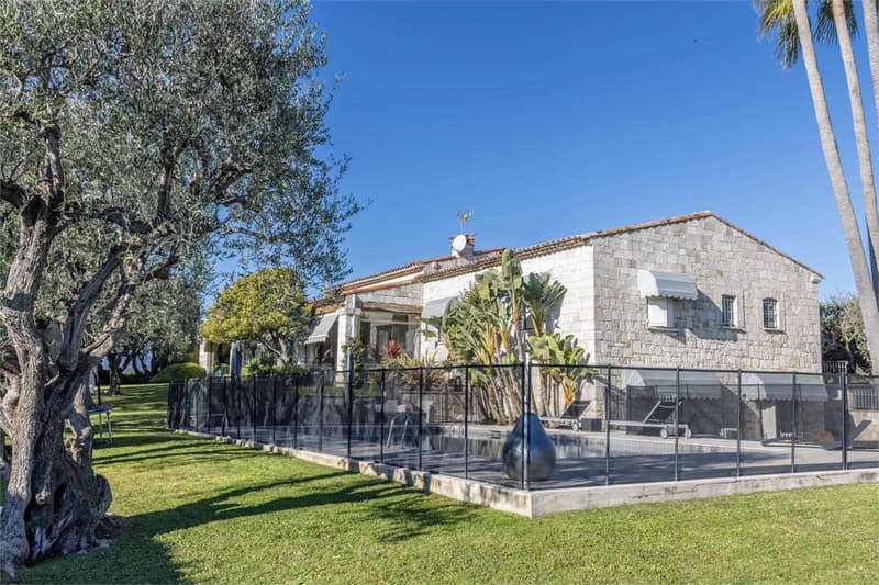 Prestigiosa Villa aus Sichtbeton - Wohnviertel in Fabron (3)