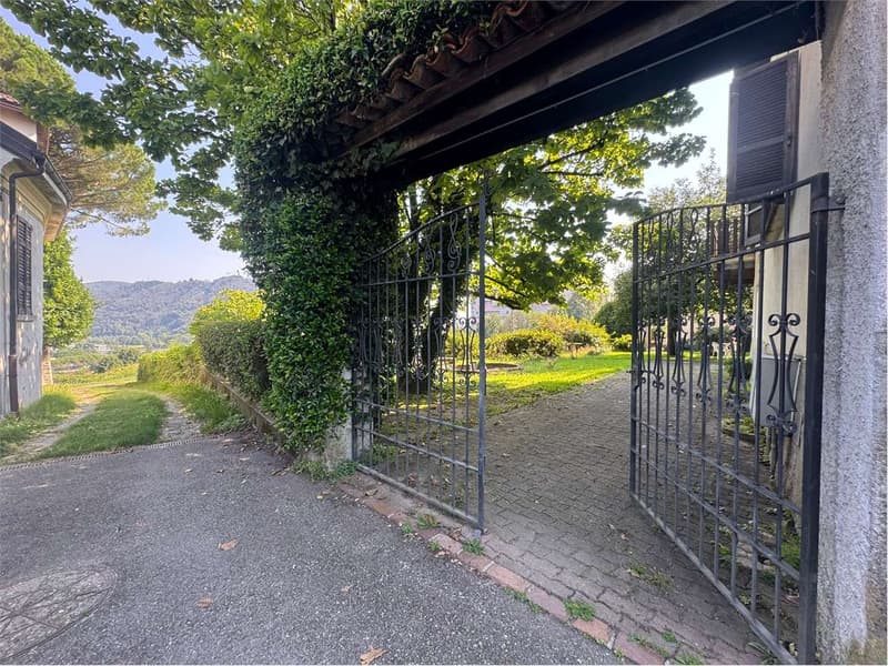 Affascinante villa da ristrutturare immersa nel verde a Novazzano (2)