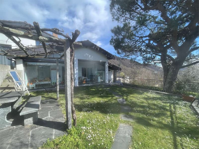 Villa von hohem Standard, eingebettet in die Natur in Croglio (3)