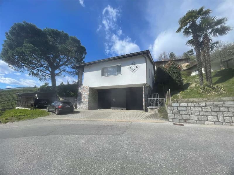 Villa von hohem Standard, eingebettet in die Natur in Croglio (2)