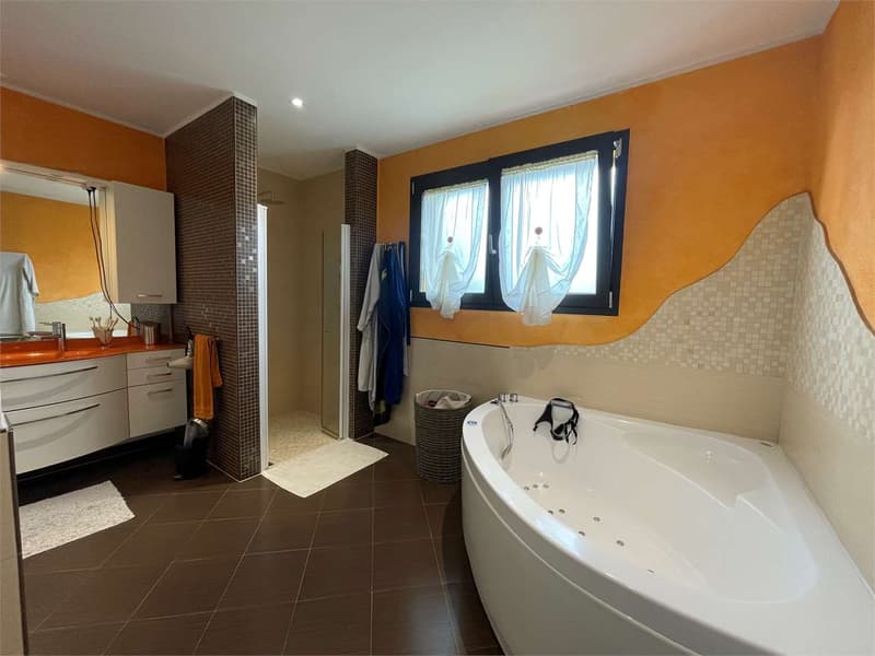 Splendida villa unifamiliare con piscina in zona residenziale a Genest (10)