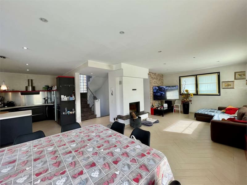 Splendida villa unifamiliare con piscina in zona residenziale a Genest (5)