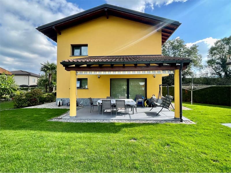 Splendida villa unifamiliare con piscina in zona residenziale a Genest (3)
