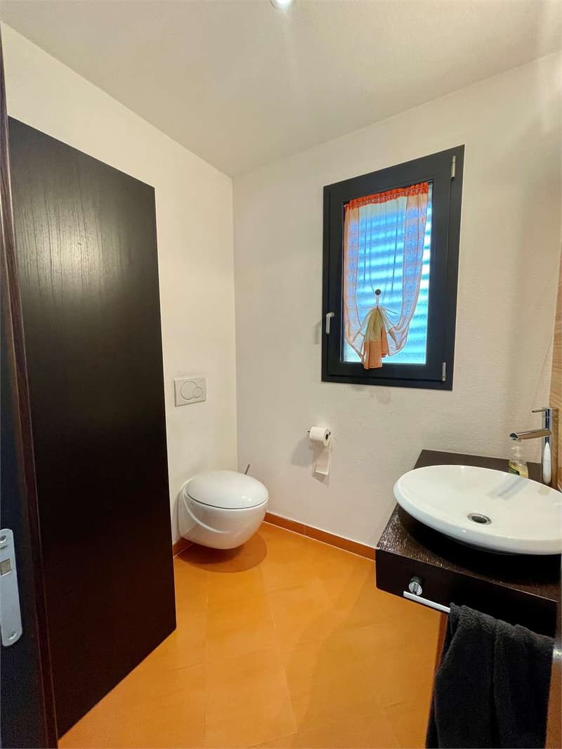 Splendida villa unifamiliare con piscina in zona residenziale a Genest (11)
