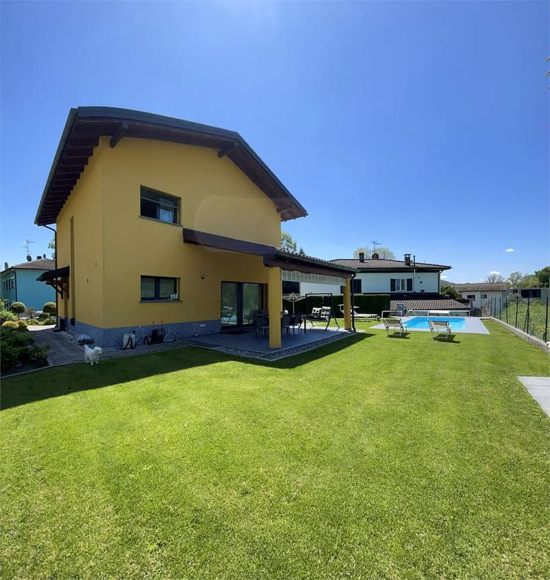 Splendida villa unifamiliare con piscina in zona residenziale a Genest (2)