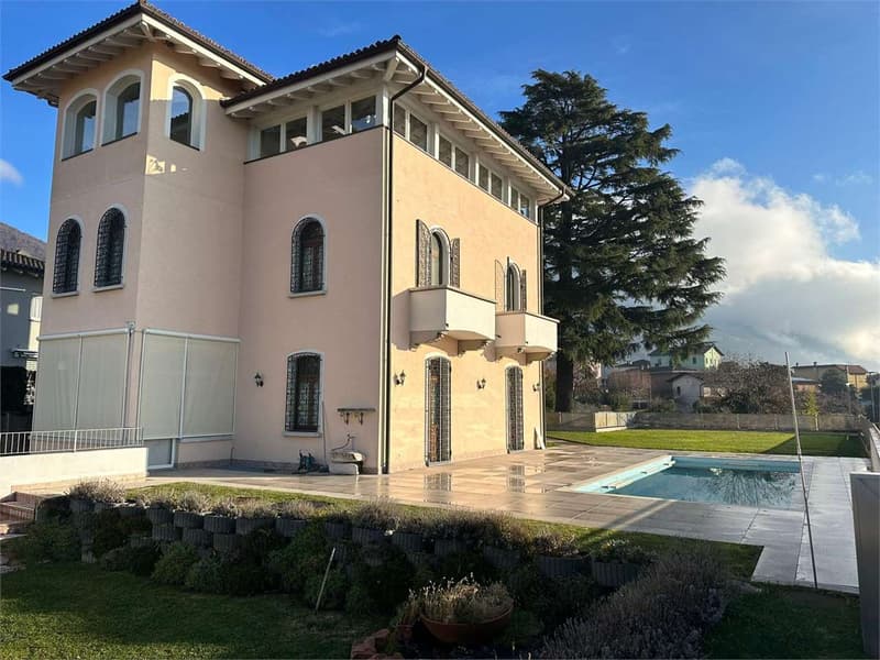 Superbe villa avec piscine à Balerna (2)