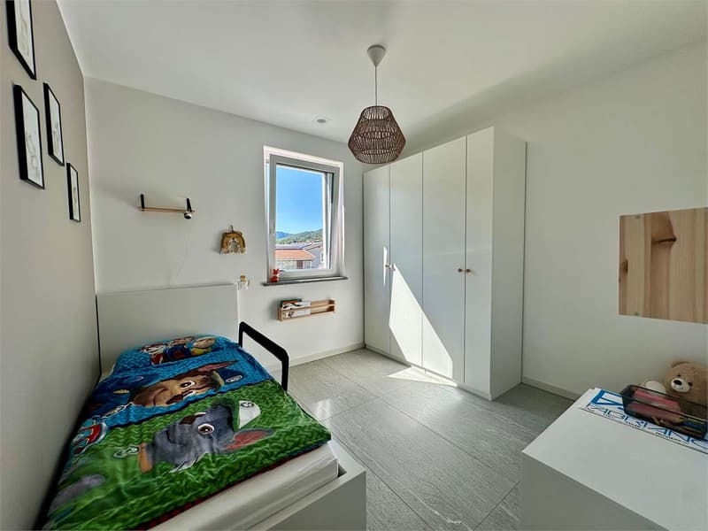 Villa contigua moderna con giardino privato ad Arzo, standard minergie (8)