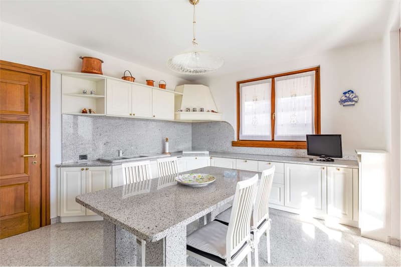 Wunderschöne Villa mit Blick auf den Comer See (12)