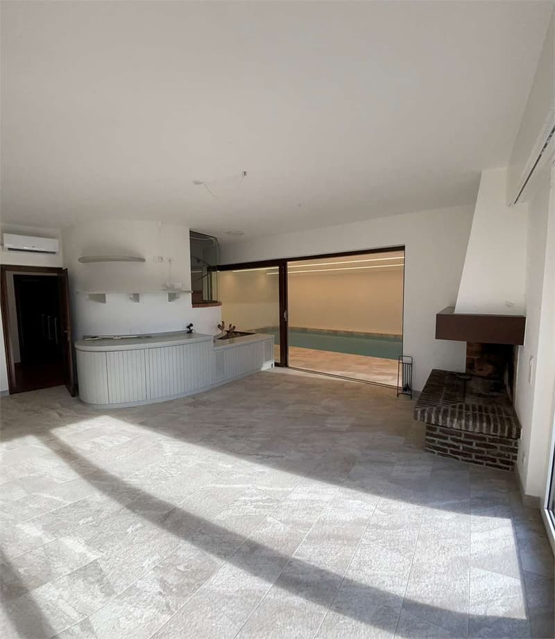 Exclusive Villa with Wellness Area and Open View in the Green of Vezia (13)
