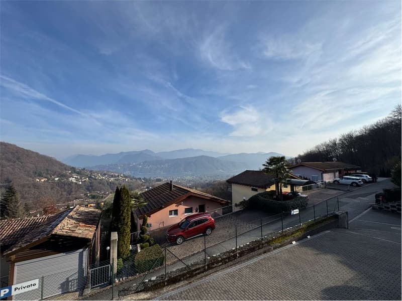 Villa en bande de 4,5 pièces à Pura avec vue sur le lac et immergée dans le vert (2)