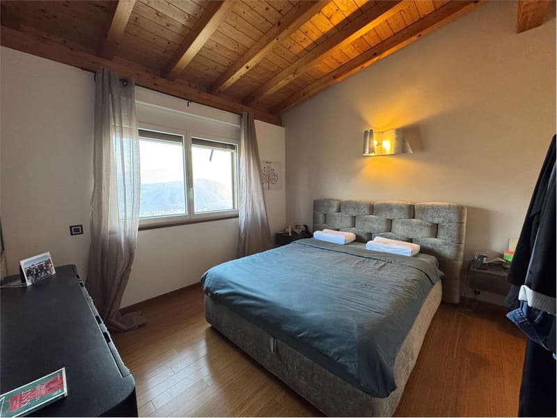 Villa en bande de 4,5 pièces à Pura avec vue sur le lac et immergée dans le vert (5)