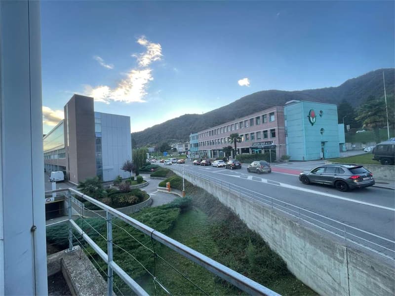 Office / small storage space for rent in Manno (8)